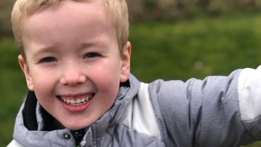 La historia de Arthur: el nene de 6 años que fue asesinado tras ser torturado por sus padres en Reino Unido