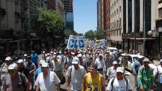 Marcha en reclamo de un "plus de fin de año" a beneficiarios de planes sociales