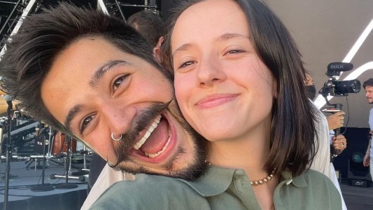 La tierna foto de Evaluna Montaner junto a Camilo: pancita de 5 meses de embarazo en bikini frente al mar