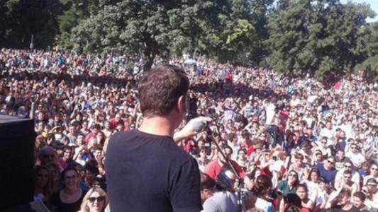 Axel Kicillof habló ante una multitud en el Parque Centenario