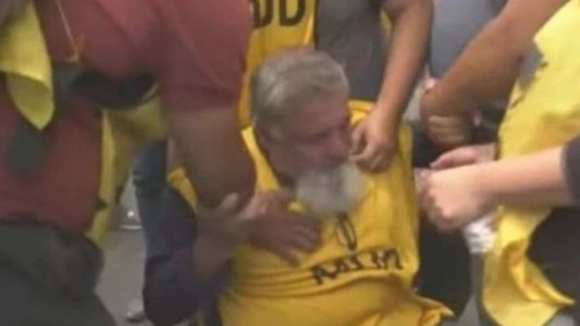 Tensión en la 9 de Julio: Castells generó forcejeos con la Policía y se descompensó