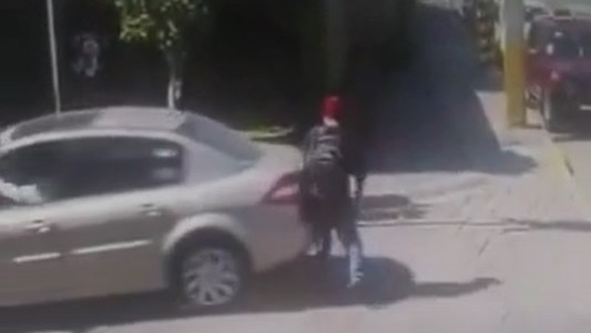 Se tiró para simular que lo atropellaban: cámaras de seguridad grabaron a un "carancho"