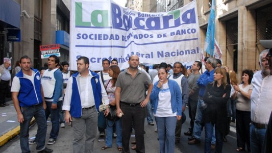 Bancarios lograron un bono de $5.500 y negociarán salarios en enero