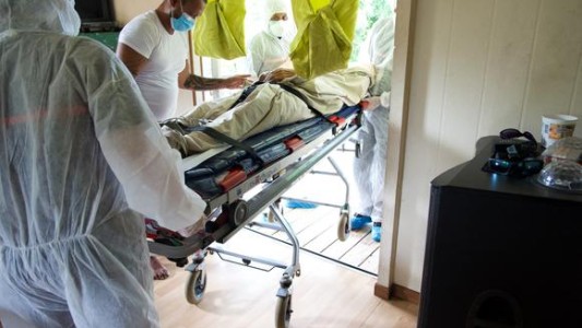 Una mujer con certificado de vacunación falso murió de covid-19 en el hospital