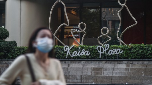 China confina a medio millón de personas por brote de covid en motor económico