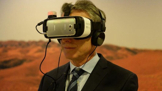 El presidente Mauricio Macri prueba los anteojos de realidad virtual