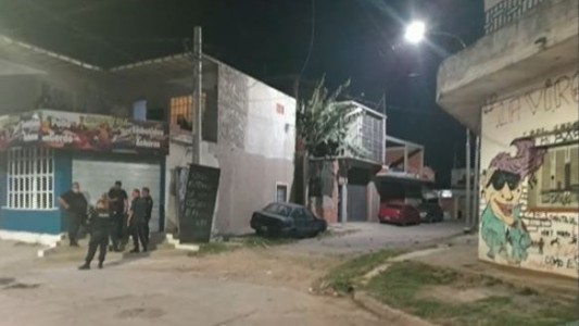 Por un pelotazo, le disparó a un joven de 19 años y se atrincheró en su casa