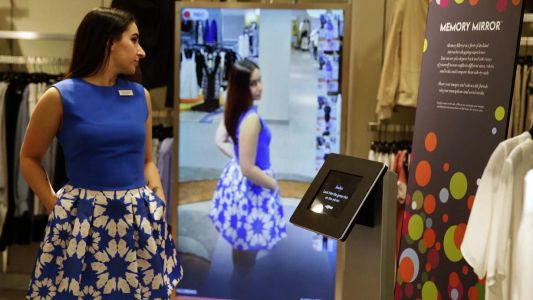 Los espejos “inteligentes” que permiten comprar ropa sin probársela