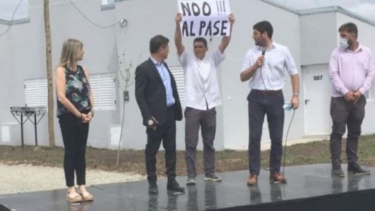El incómodo momento que vivió Kicillof durante un acto en el partido bonaerense de Ayacucho