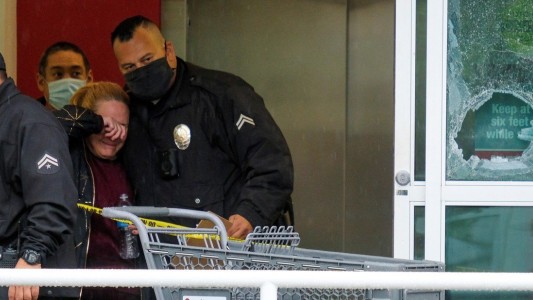 Policías dispararon a un sospechoso en una tienda de ropa y mataron a una adolescente en un cambiador