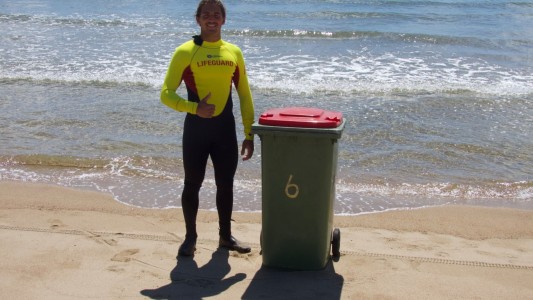 Un vecino le pidió que sacara su basura y él se lo tomó literal: la invitó a salir