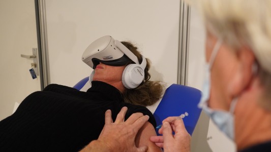 En Países Bajos proponen usar lentes de realidad virtual a personas que le temen a aplicación vacuna