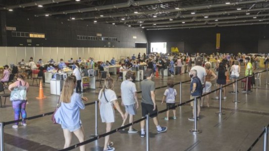 Evalúan considerar positivos a los contactos estrechos con síntomas de Covid sin testear