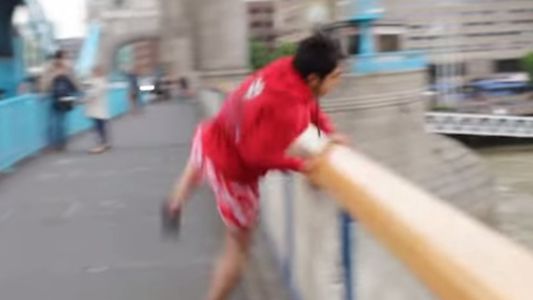 Un YouTuber saltó desde el puente de Londres al Támesis y casi se ahoga