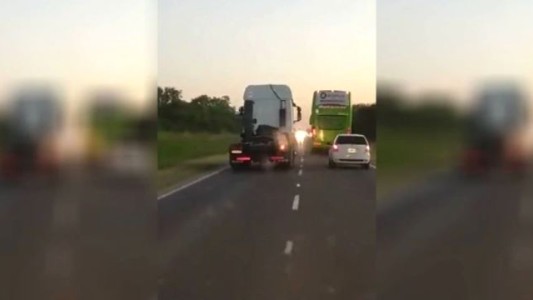 Video: Las peligrosas maniobras de un camionero que casi provocan una tragedia en la ruta