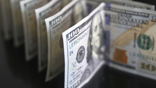 El dólar sigue subiendo: llegó a $210 y marca un nuevo récord