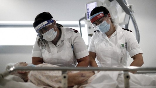 La mayoría de los contagiados internados no tiene la dosis de refuerzo, según el Gobierno británico