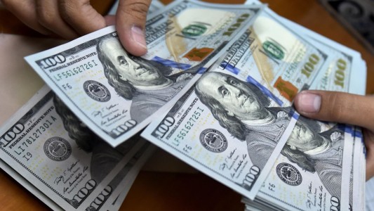 El dólar blue cotiza 208 pesos y alcanza un nuevo récord