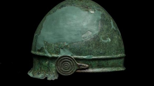La misteriosa inscripción en el casco de un guerrero de hace 2.400 años que sorprendió a los historiadores