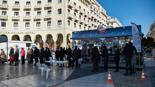 Grecia prohíbe la música en los bares por el aumento de casos de covid