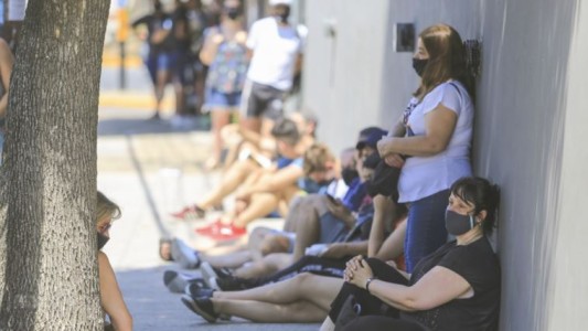 Largas filas con una espera de al menos tres horas para testearse