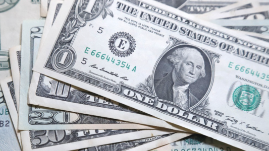 El dólar cerró el año en $208 y subió 25% en 2021