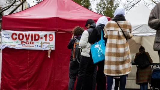 Francia también acorta el aislamiento para infectados y contactos estrechos si están vacunados