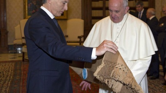 ¿Qué se regalaron Macri y Francisco durante el encuentro?