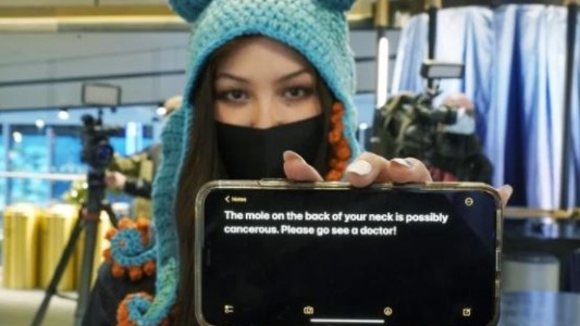 Estaba en un partido y una desconocida que le mostró su teléfono celular salvó su vida