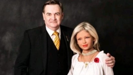 Se enamoró de su robot Emma y le propuso casamiento