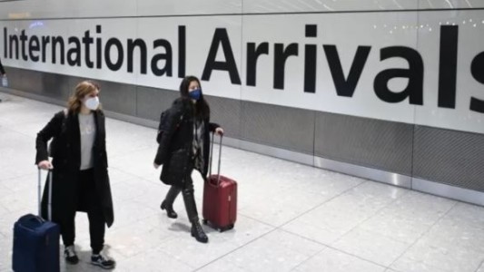 Inglaterra levanta las restricciones a los viajes impuestas por la variante ómicron de coronavirus