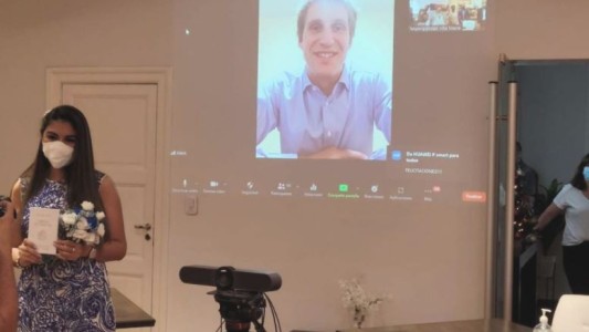 Boda a distancia: un jugador de básquet se casó por Zoom para que su esposa pueda viajar a Japón