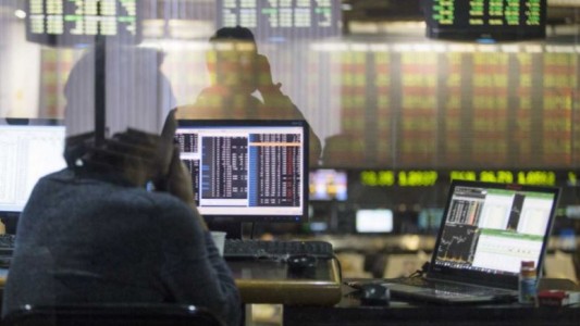 Cayeron los bonos y subieron el riesgo país y el dólar, luego de que Guzmán reconociera dificultades para acordar con el FMI