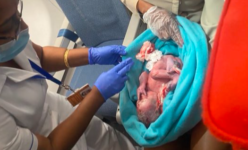 Dio a luz en pleno vuelo y abandonó al bebé en el tacho de basura del baño del avión