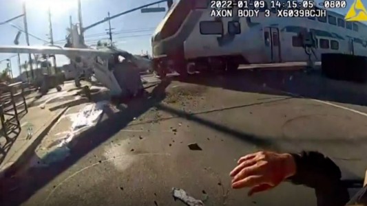 Video: increíble rescate de un piloto accidentado sobre las vías de un tren en Los Ángeles