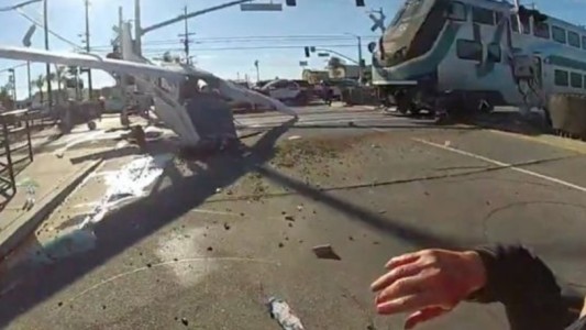 Video: dramático rescate del piloto de una avioneta en las vías del tren