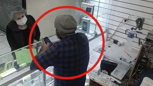 Una abuela pensó que su celular no andaba pero en realidad su hijo nunca la llamaba