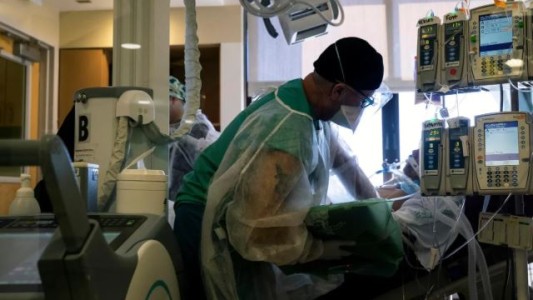 Ómicron: Estados Unidos registró un nuevo récord de hospitalizaciones por coronavirus