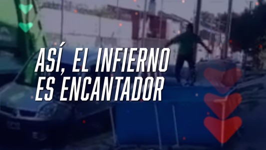 Recolector se bajó del camión, se tiró a la pileta para refrescarse y siguió con su trabajo - #FlashChat