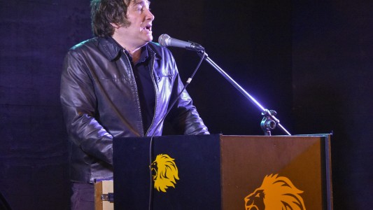 Desde Mar del Plata, Javier Milei sorteó su primer sueldo como diputado