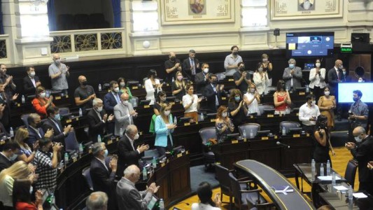 Reglamentan la ley que permite una reelección más a intendentes electos en 2019