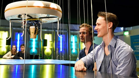 Abre el primer bar atendido por drones del mundo