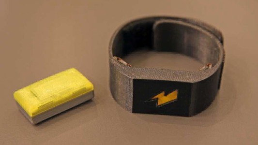 Una pulsera aplica descargas eléctricas al comprador que excede su límite con la tarjeta