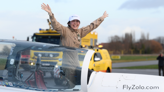 La joven pilota que se propuso dar la vuelta al mundo completó su travesía