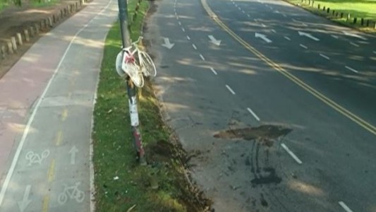 El poste con la bicicleta blanca en homenaje a Marcela Bimonte impidió otro accidente en Palermo