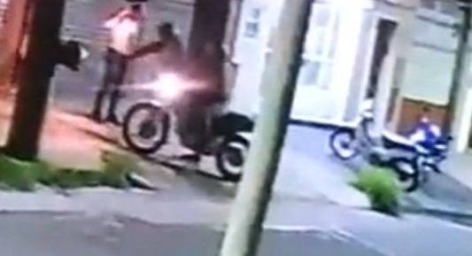 Motochorros balearon a un hombre para robarle el celular