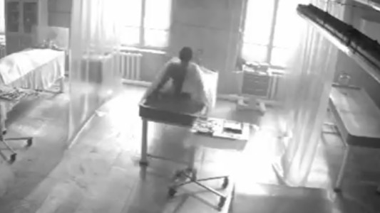 Filtraron un video de un hombre que "revive" en la morgue y sale caminando