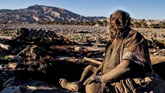 El hombre que lleva casi 70 años sin bañarse y su salud es un misterio para la ciencia
