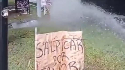 "¡Salpicar por favor!": tenía calor y colocó un cartel para que lo mojaran los automovilistas - #FlashChat