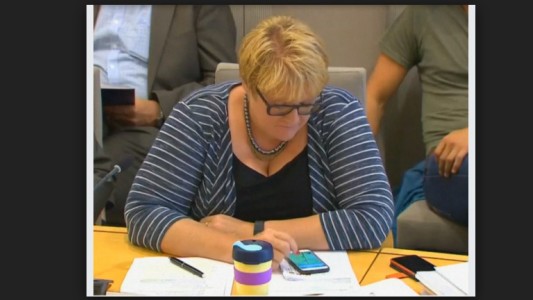 Política noruega in fraganti jugado Pokemon Go durante una audiencia en el Parlamento